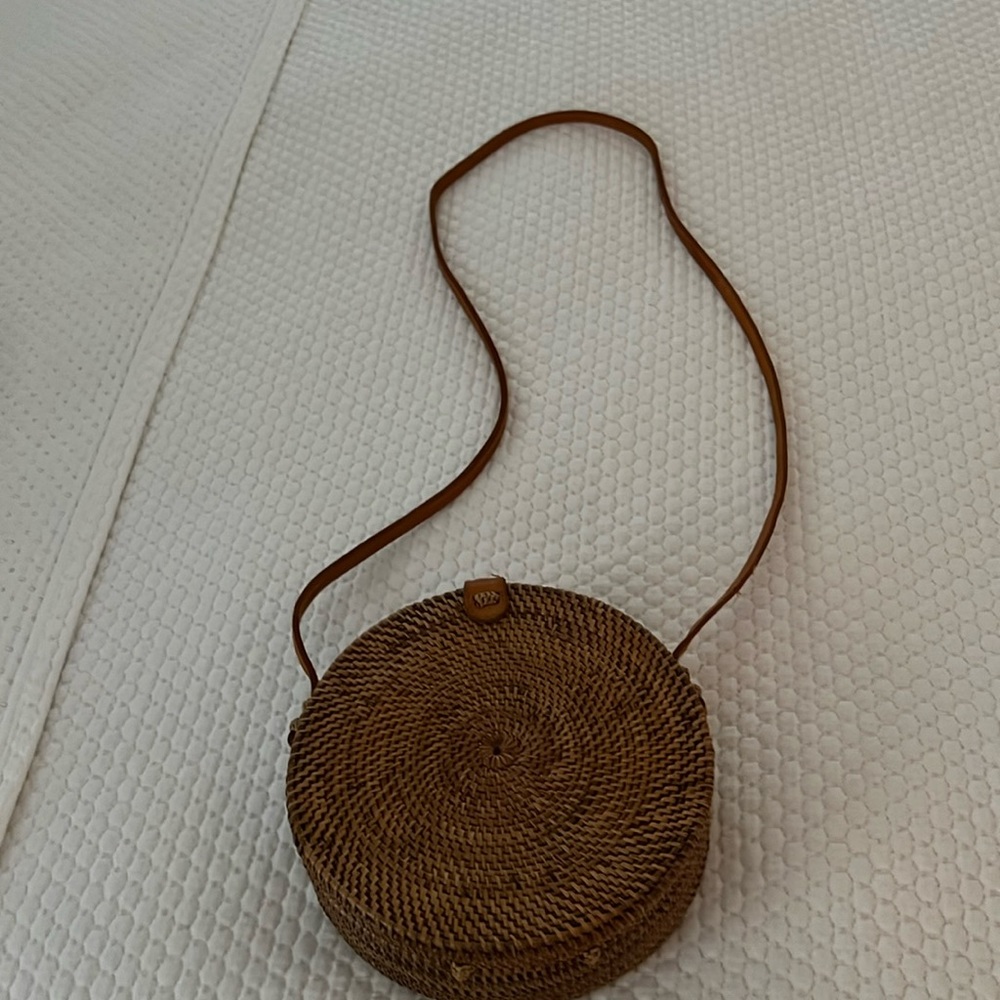 Round basket weave summer shoulder bag. 8 inches in diameter.